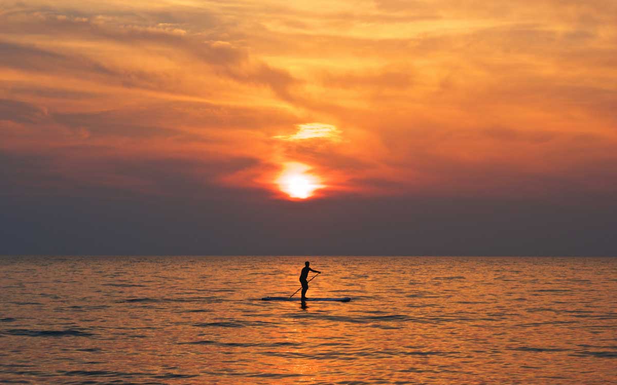 SUP und Wassersport im kristallklaren Wasser von Porto Istana